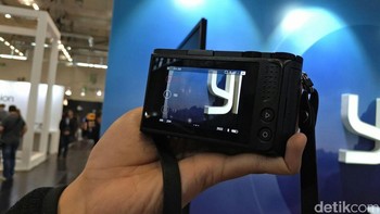 Kontrol utama menu Yi M1 berada dari layar sentuh di belakang kamera, sementara tombol fisiknya hanya ada 2. Foto: detikINET/Yudhianto