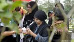 Hujan dan Suasana Haru di Pemakaman Shinta Muin
