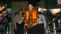 Raoul keluar gedung KPK usai menjalani pemeriksaan.