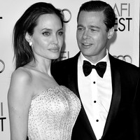 Setelah berpisah dari Angelina Jolie dua tahun lalu, Brad Pitt belum mau menyerah untuk urusan percintaan. Berstatus duda enam anak, Brad pun tidak menutup kemungkinan untuk mencari pengganti Angelina. Terdapat sejumlah perempuan yang dikabarkan dekat Brad. Foto: Kevin Winter/Getty Images