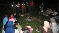 Kemping tidak lengkap tanpa pesta api unggun. Para dTraveler beradu yel-yel kelompok yang seru (Fitraya/detikTravel)