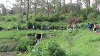Di sore hari, para dTraveler melakukan trekking di Situ Cisanti. Trekking ini sekalian melakukan aksi bersih sampah di sekitar danau (Fitraya/detikTravel)