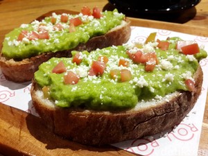 Routine Coffee & Eatery: Nikmatnya Cappuccino dengan Avocado on Toast yang Renyah Lembut