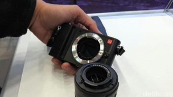 Lensa ini terasa ringan, karena sepertinya bodinya terbuat dari plastik, termasuk mounting lensanya. Foto: detikINET/Yudhianto