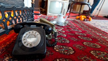 Telepon rumah barangkali sudah amat jarang dipakai generasi Z yang selalu memakai smartphone. Foto: Ben Pruchnie/Getty Images