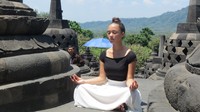 Salah satu bukti Borobudur begitu fotogenik, banyak turis berfoto dengan pose meditasi. Seperti misalnya bule cantik ini (Fitraya/detikTravel)