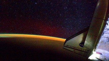Foto dramatis bumi dilihat dari ISS dan juga menampakkan pesawat ulang alik Endeavour. Foto: Getty Images