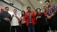 Saat Megawati berdoa bersama Ahok-Djarot di KPUD Jakarta mengantar pasangan ini ke Pilgub DKI 2017. Foto: Agung Pambudhy