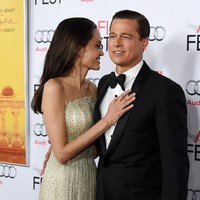 Seleb pria berikutnya yang rumah tangganya berakhir karena adanya pelakor adalah Brad Pitt. Dan wanita yang dituding sebagai pelakor dalam pernikahan Brad Pitt dengan Jennifer Aniston saat itu adalah Angelina Jolie. Saat beradu akting di film Mr & Mrs Smith, kedua seleb tersebut mengalami cinta lokasi. Padahal, pada saat itu Pitt masih resmi menjadi suami dari Jennifer Aniston. Rumah tangga pasangan seleb itu pun berakhir, karena Pitt lebih memilih Jolie. Foto: Jonathan Leibson