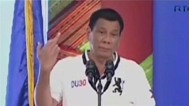 Rodrigo Duterte mengangkat jari tengah untuk Uni Eropa (Al Jazeera)