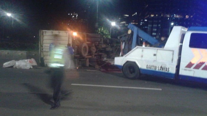 Truk Boks Terguling di Jembatan Semanggi Arah Slipi, Lalin Tersendat