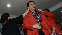 Setelah pendaftaran, Megawati memakaikan jas merah ke Ahok.