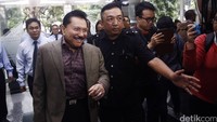 Mengenakan batik dilapis blazer cokelat, Hendropriyono turun dari mobil sedannya berwarna putih. Ia pun kemudian bergegas ke dalam gedung.