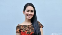 Kartika tampak sumringah kala berpose di depan kamera. Pool/Noel/detikFoto.