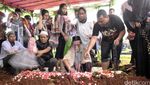 Hujan dan Suasana Haru di Pemakaman Shinta Muin
