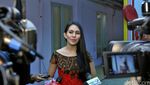 Gaya Kartika Putri dengan Batik Merah