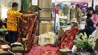 Pengunjung pameran memilik koleksi batik di Indonesia Fashion and Craft 2016. Pameran yang akan diikuti 245 exhibitor tersebut berlangsung hingga Minggu (25/9).