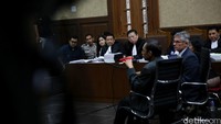 Robertson juga mempertanyakan tak adanya sianida yang ditemukan di hati, empedu, dan air seni. Seharusnya jika korban disebut meninggal karena sianida, maka akan ditemukan sianida di bagian-bagian tersebut.