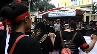 Unjuk rasa ini mendapat penjagaan dari aparat kepolisian.