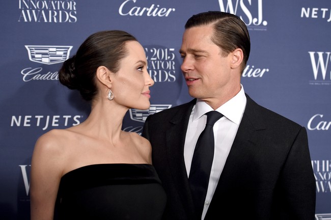 Hubungan jenis open relationship ini memungkinkan masing-masing pihak melanjin asmara dengan orang lain. Tentu saja atas persetujuan bersama. Brad Pitt dan Angeline disebut-sebut menjalin hubungan seperti ini setelah pernyataan sang aktris yang meragukan perihal kesetiaan. Saya ragu bahwa kesetiaan adalah harga yang mutlak dalam sebuah hubungan, kata Angelina kepada media Jerman Das Neue. Pernikahan mereka berujung perceraian pada 2016. (Foto: Getty Images)