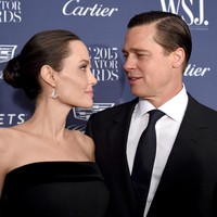 Hubungan jenis open relationship ini memungkinkan masing-masing pihak melanjin asmara dengan orang lain. Tentu saja atas persetujuan bersama. Brad Pitt dan Angeline disebut-sebut menjalin hubungan seperti ini setelah pernyataan sang aktris yang meragukan perihal kesetiaan. Saya ragu bahwa kesetiaan adalah harga yang mutlak dalam sebuah hubungan, kata Angelina kepada media Jerman Das Neue. Pernikahan mereka berujung perceraian pada 2016. (Foto: Getty Images)