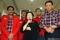 Megawati di tengah