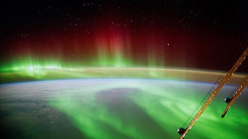 Foto dari European Space Agency (ESA) ini adalah jepretan astronaut Alexander Gerst yang menangkap keindahan pemandangan aurora di muka bumi. Foto: Getty Images