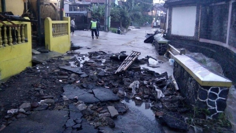 BNPB: 10 Tewas Akibat Bencana Banjir dan Longsor di Garut dan Sumedang BNPB: 10 Tewas Akibat Bencana Banjir dan Longsor di Garut dan Sumedang