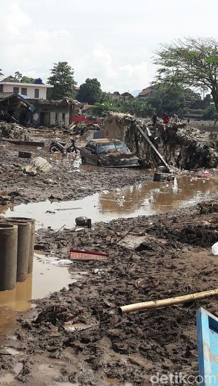 Terjadi Longsor di Cisewu, Jalan Garut-Bandung Terputus