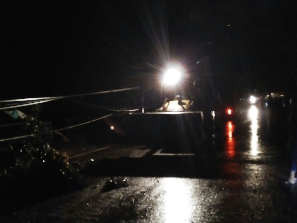 Kendaraan berat menangani longsor (Istimewa)