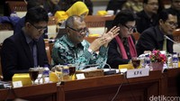Ketua KPK Agus Rahardjo menjawab satu persatu pertanyaan dari anggota DPR.