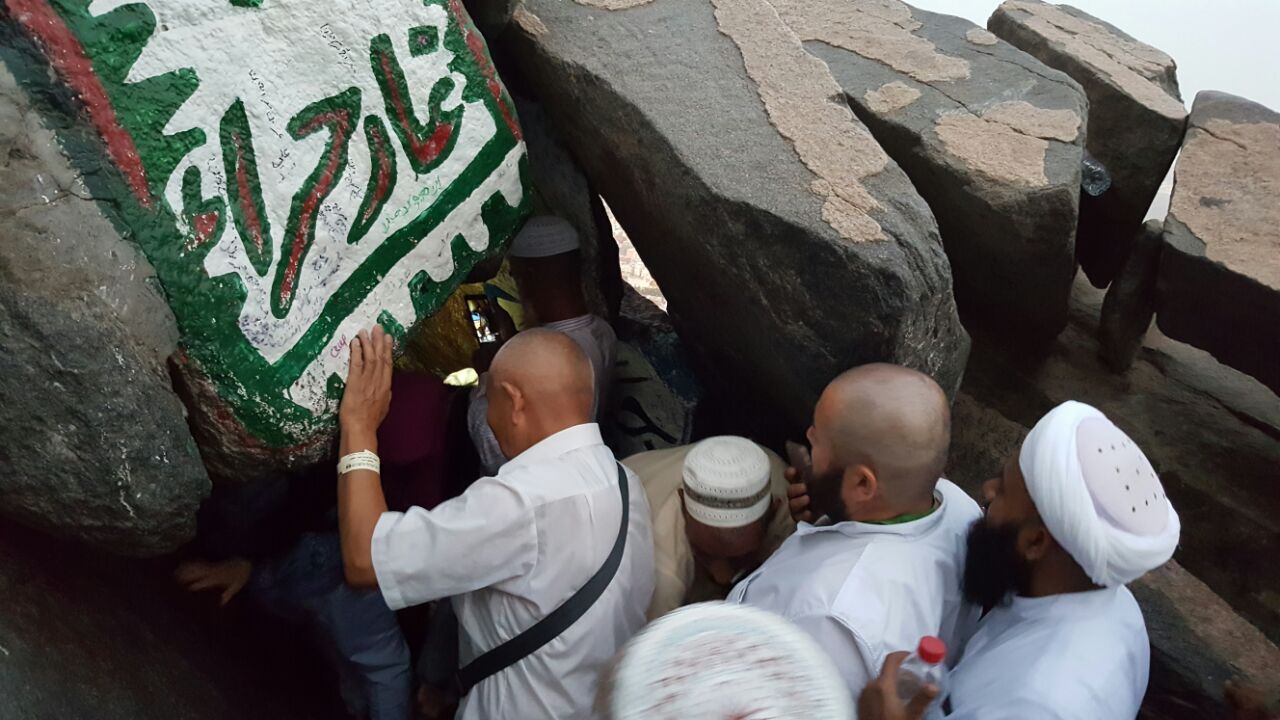 Jemaah mengantre masuk ke gua Hira (Rachmadin Ismail/detikcom)