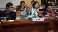 Komisi III DPR meminta kepastian ke KPK soal kelanjutan sejumlah kasus, di antaranya kasus Century dan BLBI. KPK menegaskan kasus itu masih berlanjut.