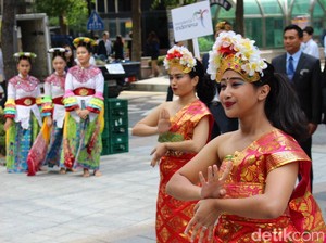 Mahasiswi Indonesia di Korea Menari On The Street untuk Promosi Wisata