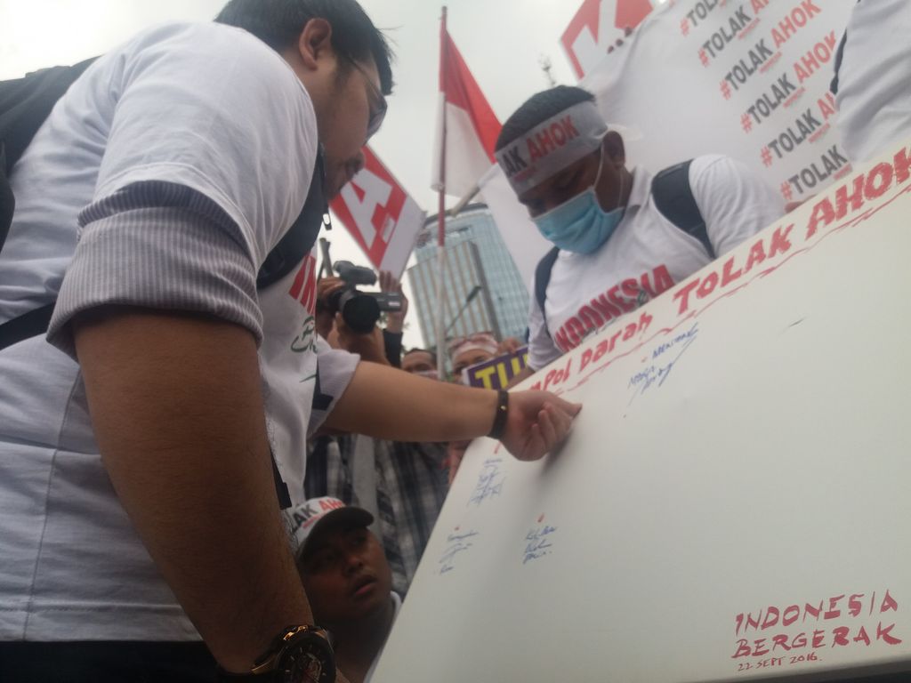 Warga memberikan cap jempol darah (Arief/detikcom)