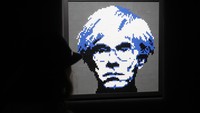 Andy Warhol juga pernah membuat gambar penuh tema cinta, seks, da passion dari tahun 19500an. Karya-karya pencetus gerakan pop art di AS itu dicap menyebarkan unsur homofobik atau perasaan negatif terhadap homoseksualitas atau LBGT. Foto: Thierry Chesnot/Getty Images