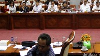 Menteri Siti menghadiri rapat dengan didampingi jajarannya.