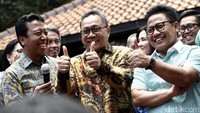 (Ki-ka) Ketum PPP Romahurmuziy, Ketum PAN Zulkifli Hasan, dan Ketum PKB Muhaimin Iskandar terlihat sumringah. Bahkan Ketum PAN Zulkifli Hasan juga sempat mengacungkan kedua jempolnya.