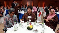 Menperin Airlangga Hartarto berbincang dengan Dirjen Industri Kimia,Tekstil, dan Aneka Achmad Sigit Dwiwahjono (kiri) dan staf ahli Menteri Perindustrian bidang Sumber Daya Industri Dyah Winarni Poedjiwati (kanan). Istimewa/Kemenperin.