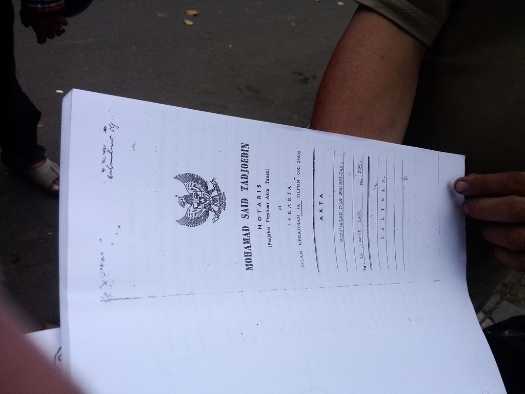 Andre menunjukkan akta tanah (Fida/detikcom)