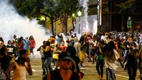 Ratusan demonstran berkumpul di dekat kompleks apartemen kota Charlotte, North Carolina, pada Selasa (20/9) malam. Kompleks apartemen itu merupakan lokasi penembakan Keith Lamont Scott, warga keturunan Afrika-Amerika, oleh polisi setempat. REUTERS/Jason Miczek.