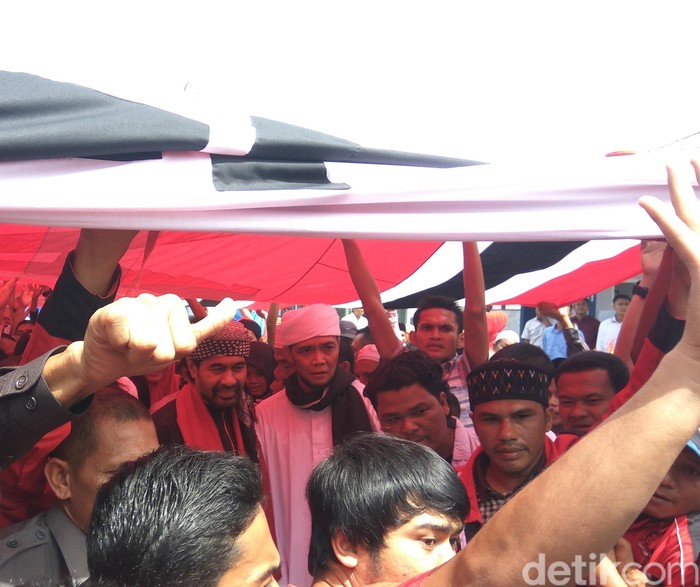 Dipayungi Bendera Raksasa, Wagub Aceh Daftar jadi Cagub