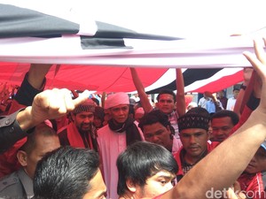 Dipayungi Bendera Raksasa, Wagub Aceh Daftar jadi Cagub