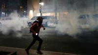 Bentrokan tak terhindarkan saat polisi menggunakan gas air mata untuk membubarkan massa yang marah. REUTERS/Jason Miczek.
