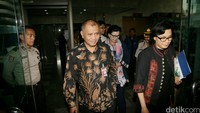 Menkeu Sri Mulyani keluar gedung KPK usai melaporkan kekayaan. Dia keluar dengan didampingi Ketua KPK Agus Rahardjo, Wakil Ketua KPK Basaria Panjaitan, dan Wakil Ketua KPK Laode M Syarif.