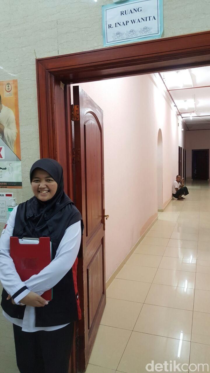 Aulia, petugas pembimbing ibadah haji yang sakit dan lansia.