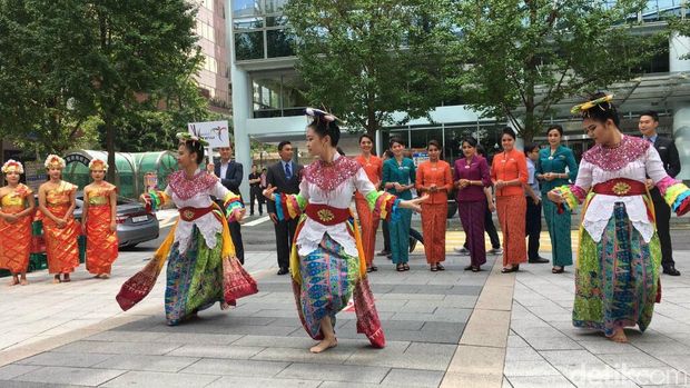 Pertunjukan tarian tradisional Indonesia di Seoul untuk tarik wisatanan (dokumen Garuda Indonesia)