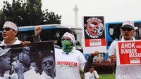 Demonstran juga memakai ikat kepala bertuliskan Tolak Ahok
