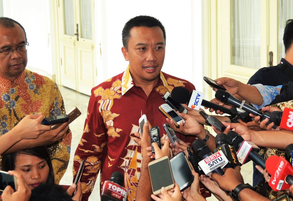  Menpora Imam Nachrowi diwawancarai usai pertemuan (M Iqbal/detikcom)