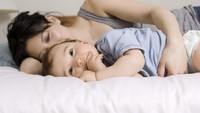 Studi lainnya mengungkap anak yang sering diberikan dekapan hangat akan tumbuh menjadi anak dengan kepribadian baik saat dewasa. Foto: Thinkstock